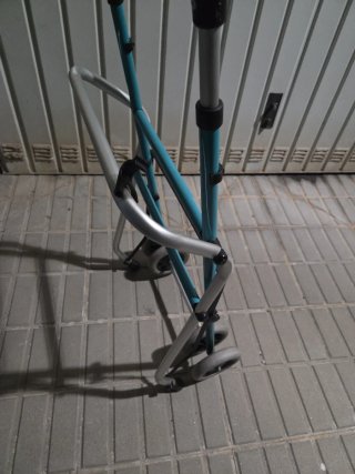 Andador ligero plegable con ruedas