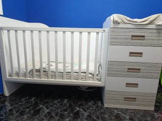 Cuna convertible en cama con cajonera