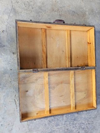 Maleta antigua de madera
