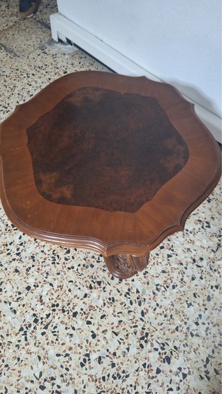 Mesa antigua de madera tallada