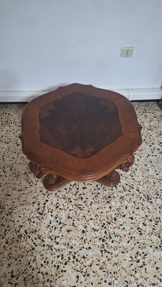 Mesa antigua de madera tallada