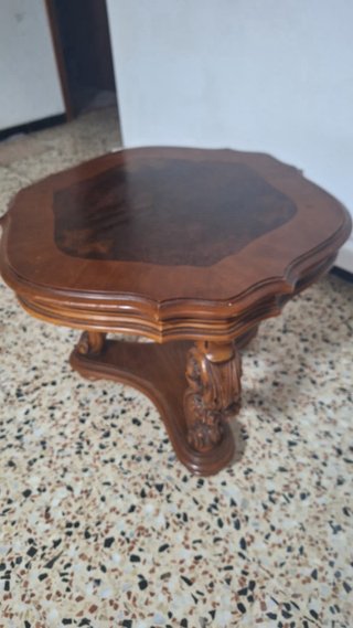 Mesa antigua de madera tallada