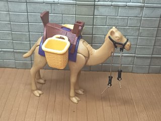 Camello Playmobil con cesta y silla