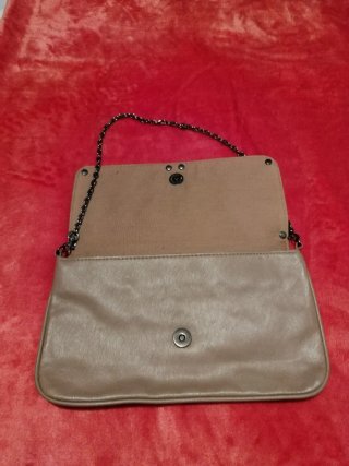 Bolso marrón con tachuelas