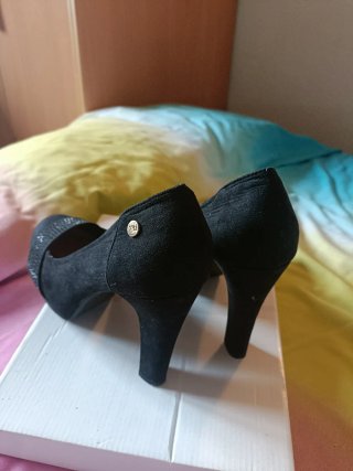 Zapatos de tacón negros con pedrería