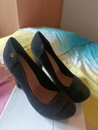 Zapatos de tacón negros con pedrería