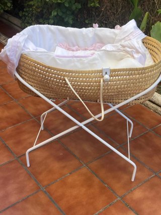 Cuna moisés mimbre con patas y ropa, URGE VENDER!!