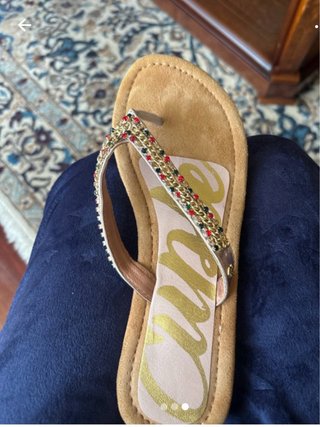 Chanclas doradas con pedrería