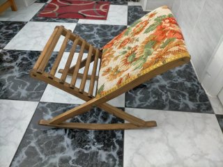 Reposapiés balancín madera y tela floral