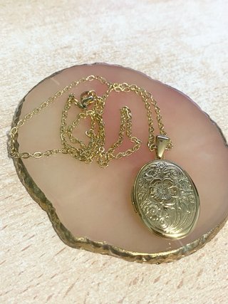 Guardapelo ovalado dorado con cadena