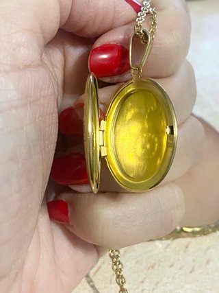 Guardapelo ovalado dorado con cadena