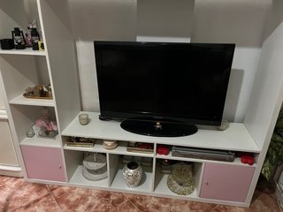 Mueble de salón moderno blanco con detalles en ros