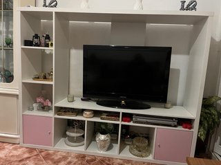 Mueble de salón moderno blanco con detalles en ros