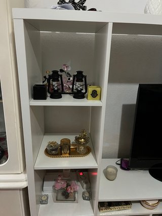 Mueble de salón moderno blanco con detalles en ros
