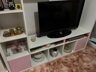 Mueble de salón moderno blanco con detalles en ros