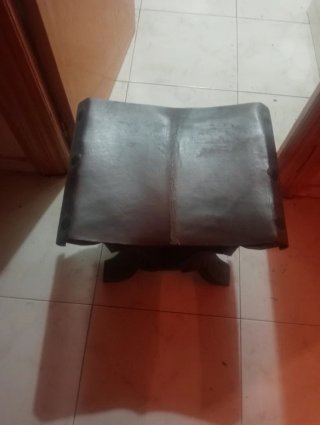 Reposapiés de madera y cuero