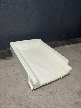 Cambiador de bebé blanco