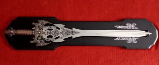 Espada decorativa con soporte de pared