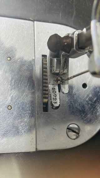 Máquina de coser Alfa negra y dorada