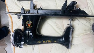 Máquina de coser Alfa negra y dorada
