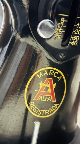 Máquina de coser Alfa negra y dorada