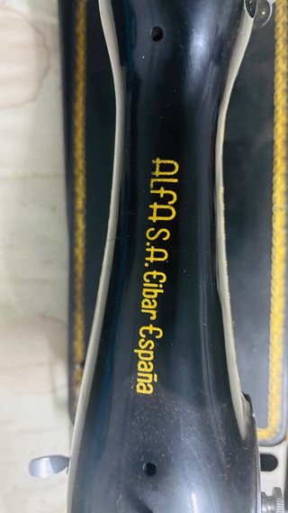 Máquina de coser Alfa negra y dorada