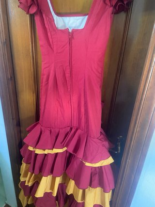 Traje de flamenca rojo y amarillo