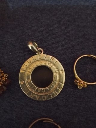 Joyero mineral con colgante Bulgari y regalos ante