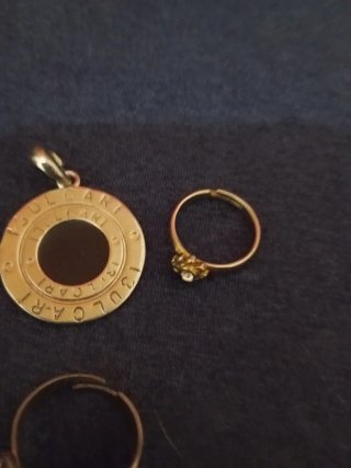 Joyero mineral con colgante Bulgari y regalos ante