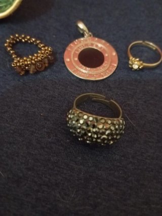 Joyero mineral con colgante Bulgari y regalos ante