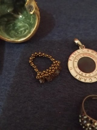 Joyero mineral con colgante Bulgari y regalos ante