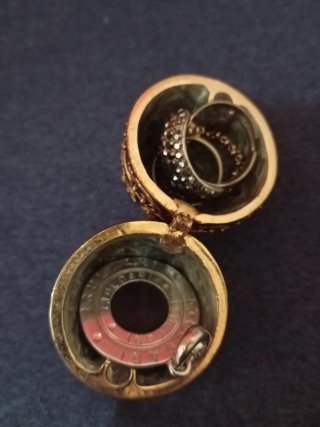 Joyero mineral con colgante Bulgari y regalos ante