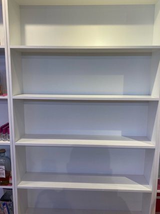 Estanterías de madera blancas