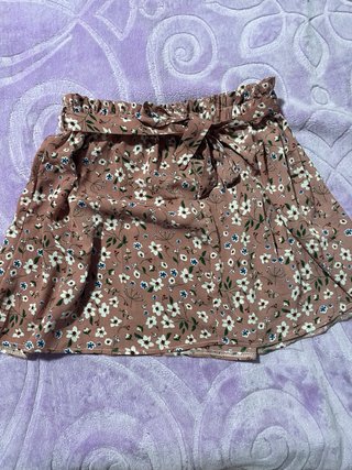 Falda corta floral con cinturón