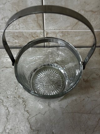 Cubitera de cristal con asa metálica