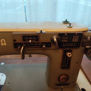 Máquina de coser Alfa antigua a pedal