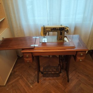 Máquina de coser Alfa antigua a pedal