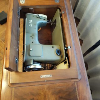 Máquina de coser Alfa antigua a pedal