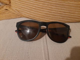 Gafas de sol urbanas con detalle rojo