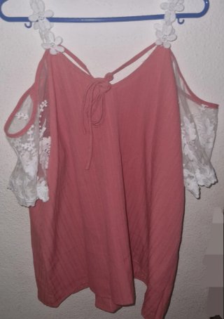 Blusa rosa con encaje blanco