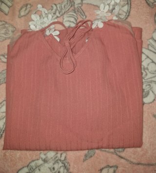 Blusa rosa con encaje blanco