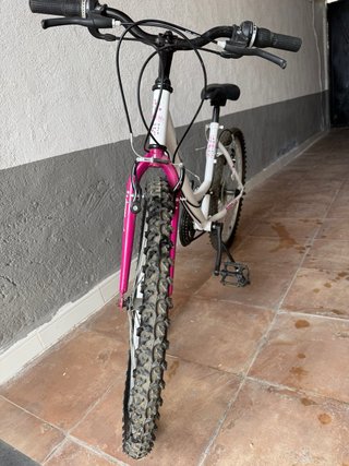 Bicicleta juvenil 24 blanca y fucsia