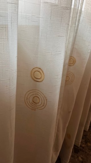 Cortinas marrones y blancas de tela