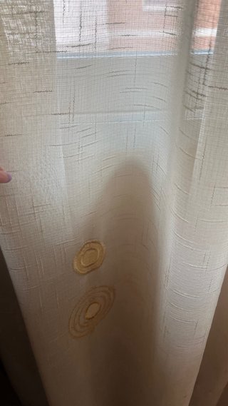Cortinas marrones y blancas de tela