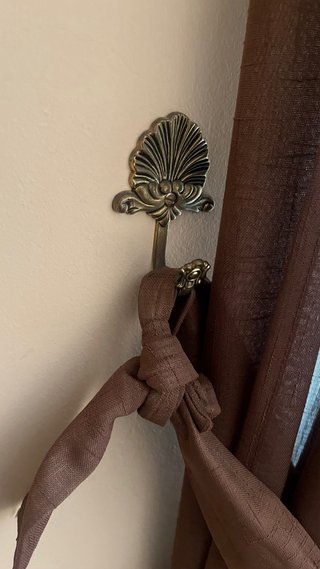 Cortinas marrones y blancas de tela