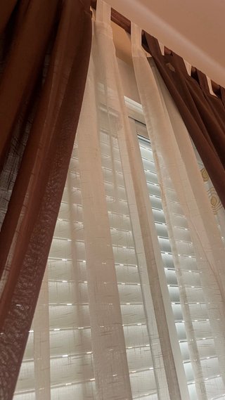 Cortinas marrones y blancas de tela