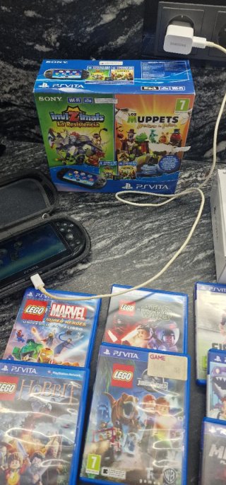 PS Vita en su caja original más 10 juegos