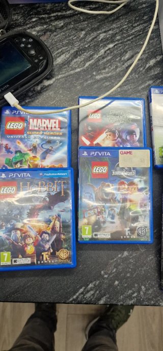 PS Vita en su caja original más 10 juegos