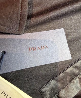 Polo Prada Negro con Bolsillo