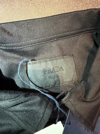 Polo Prada Negro con Bolsillo